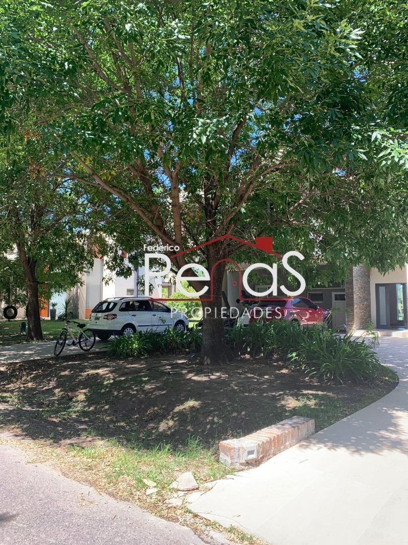 Casa en Alquiler con 2 cocheras