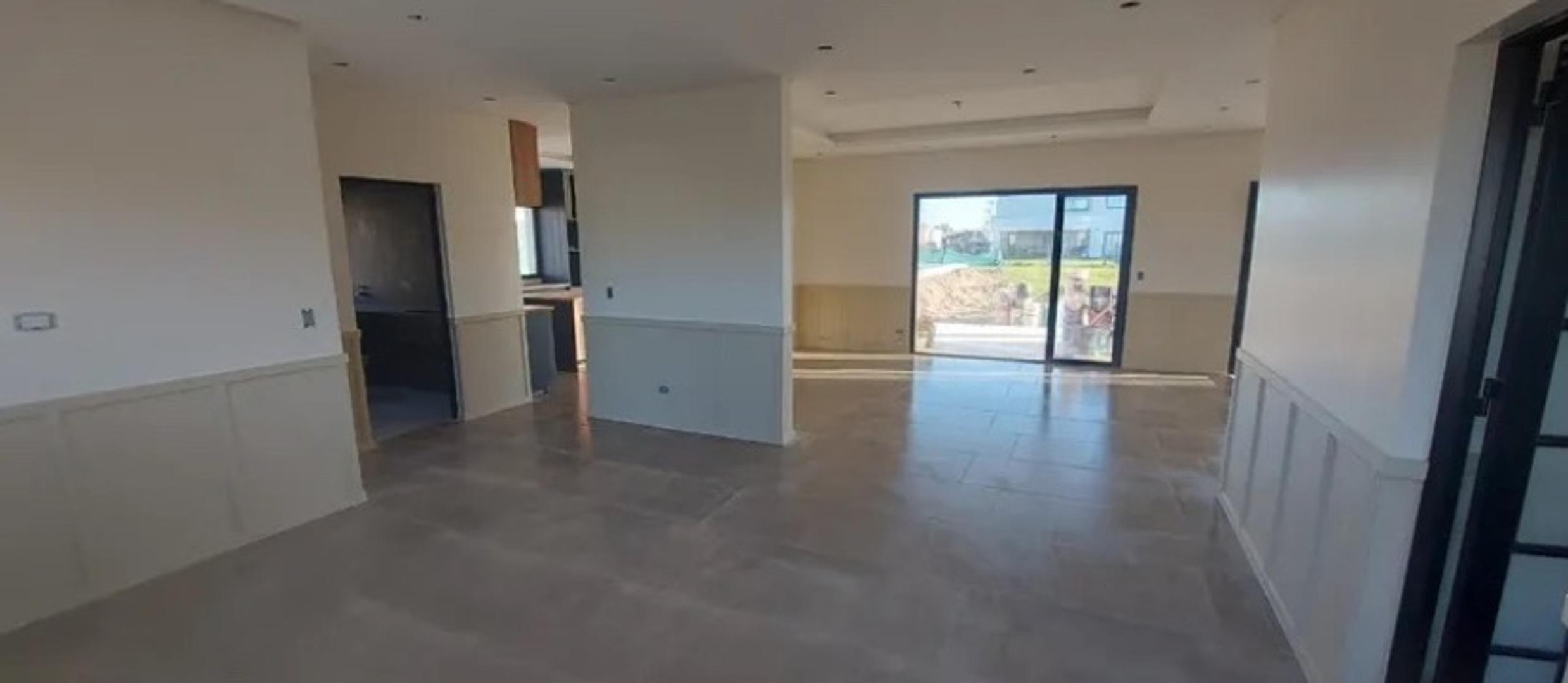 Casa en Venta con 4 cocheras