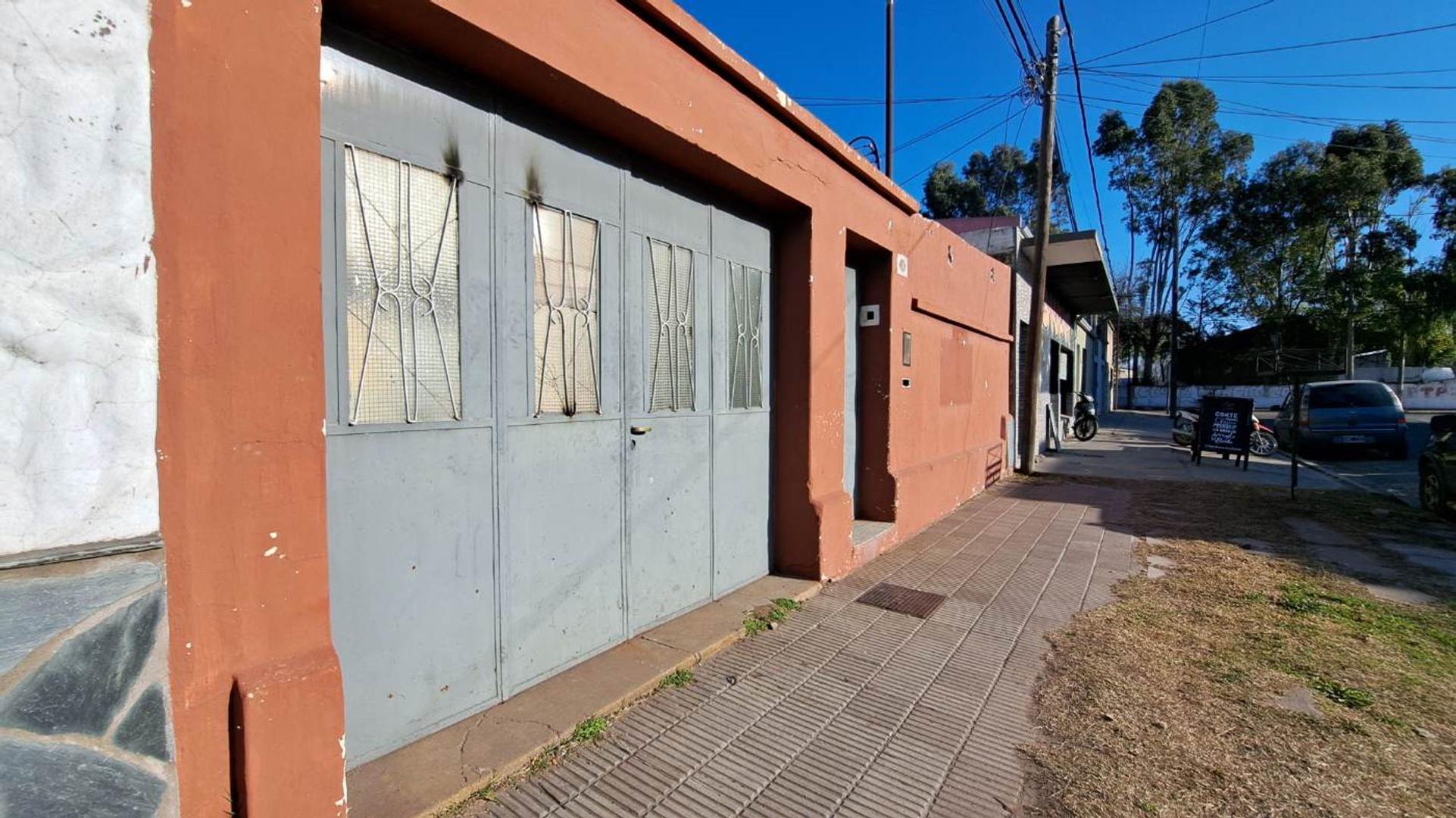 VENTA CASA 2 DORMITORIOS A REFACCIONAR CON PATIO