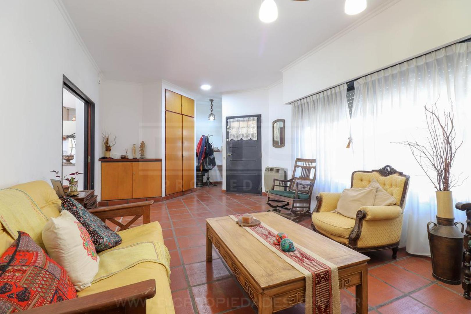 Casa 7 ambientes con 2 baños