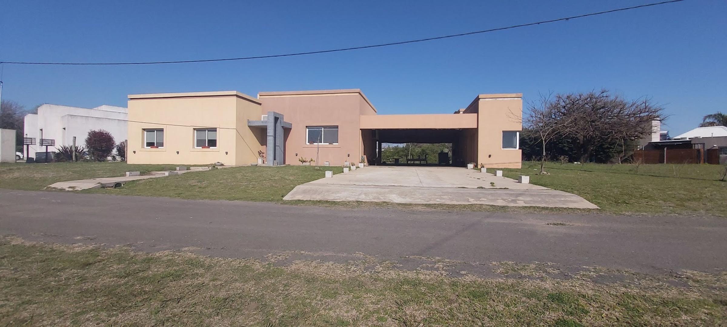 Casa en Venta con 3 cocheras