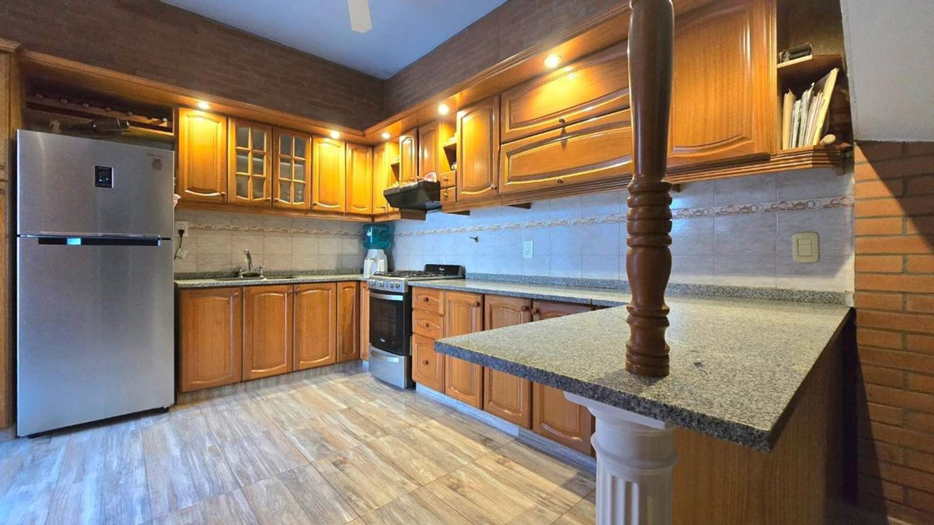 CASA 5 AMB. COCHERA PATIO TERRAZA ACEPTA PROP PAGO