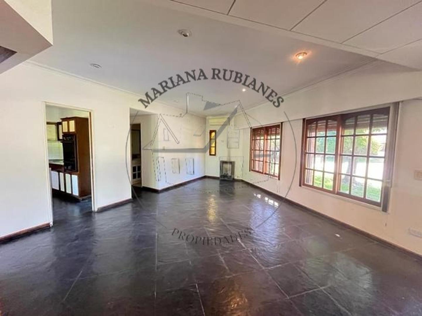 Casa en Alquiler con 2 cocheras