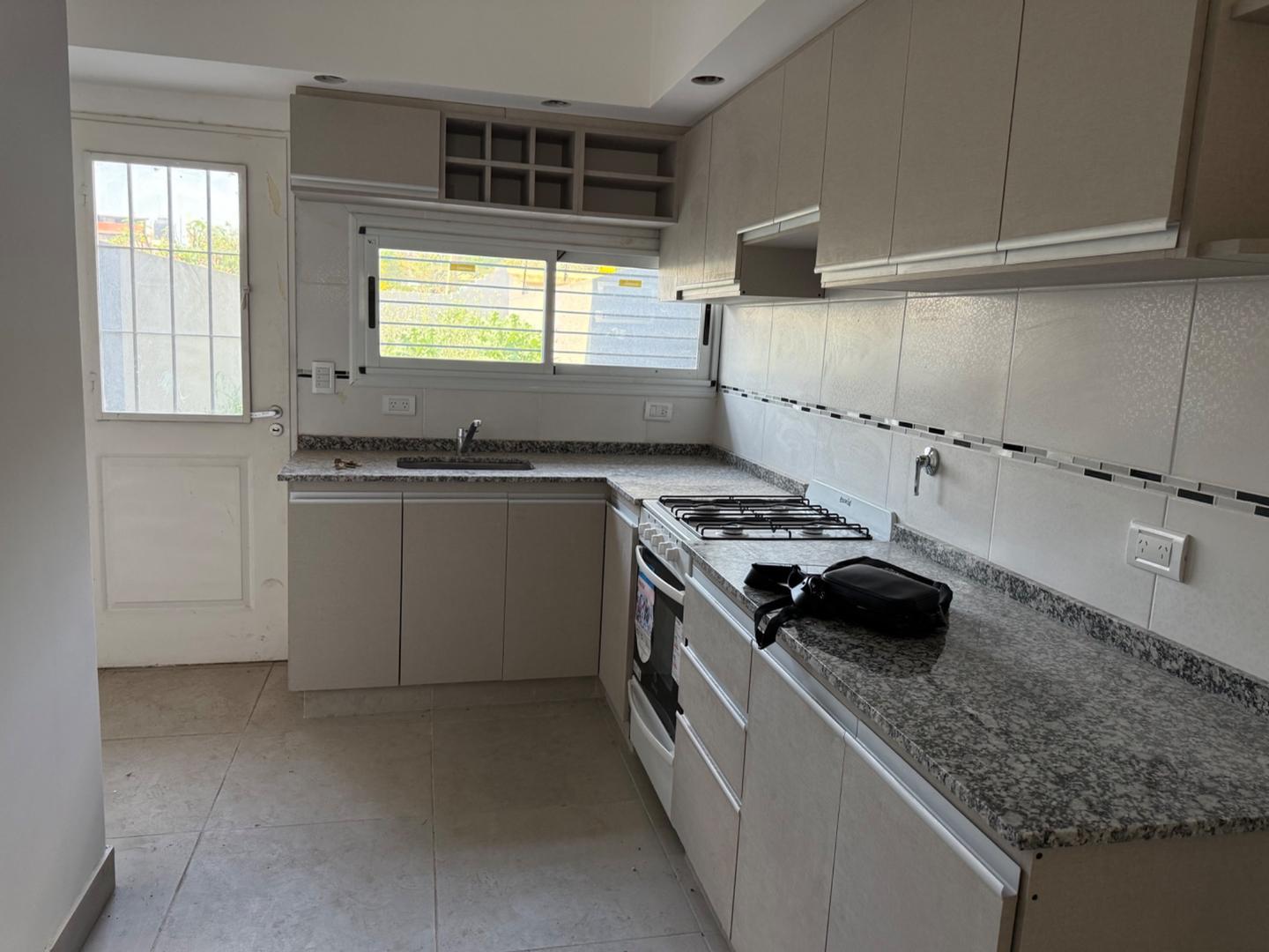 Casa 3 ambientes con 2 baños