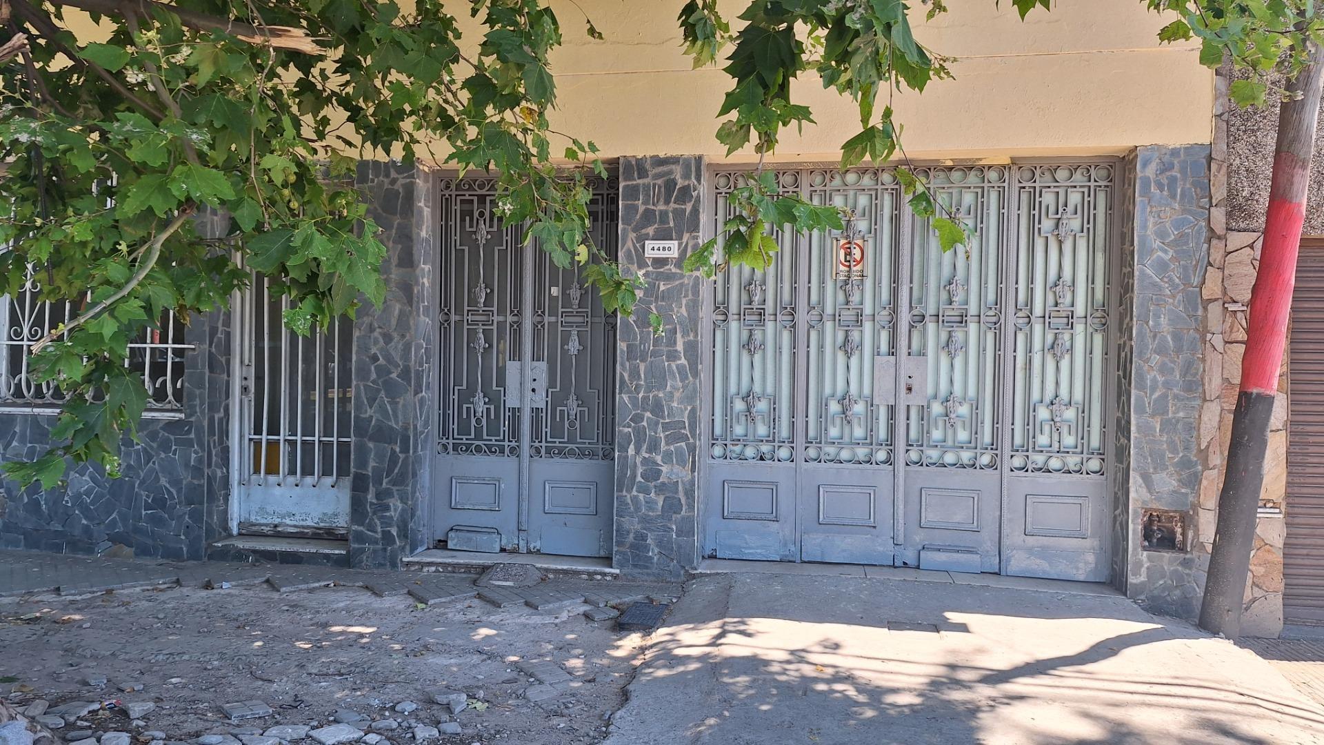 CASA CON LOCAL Y GARAGE PTE. PERON AL 4400