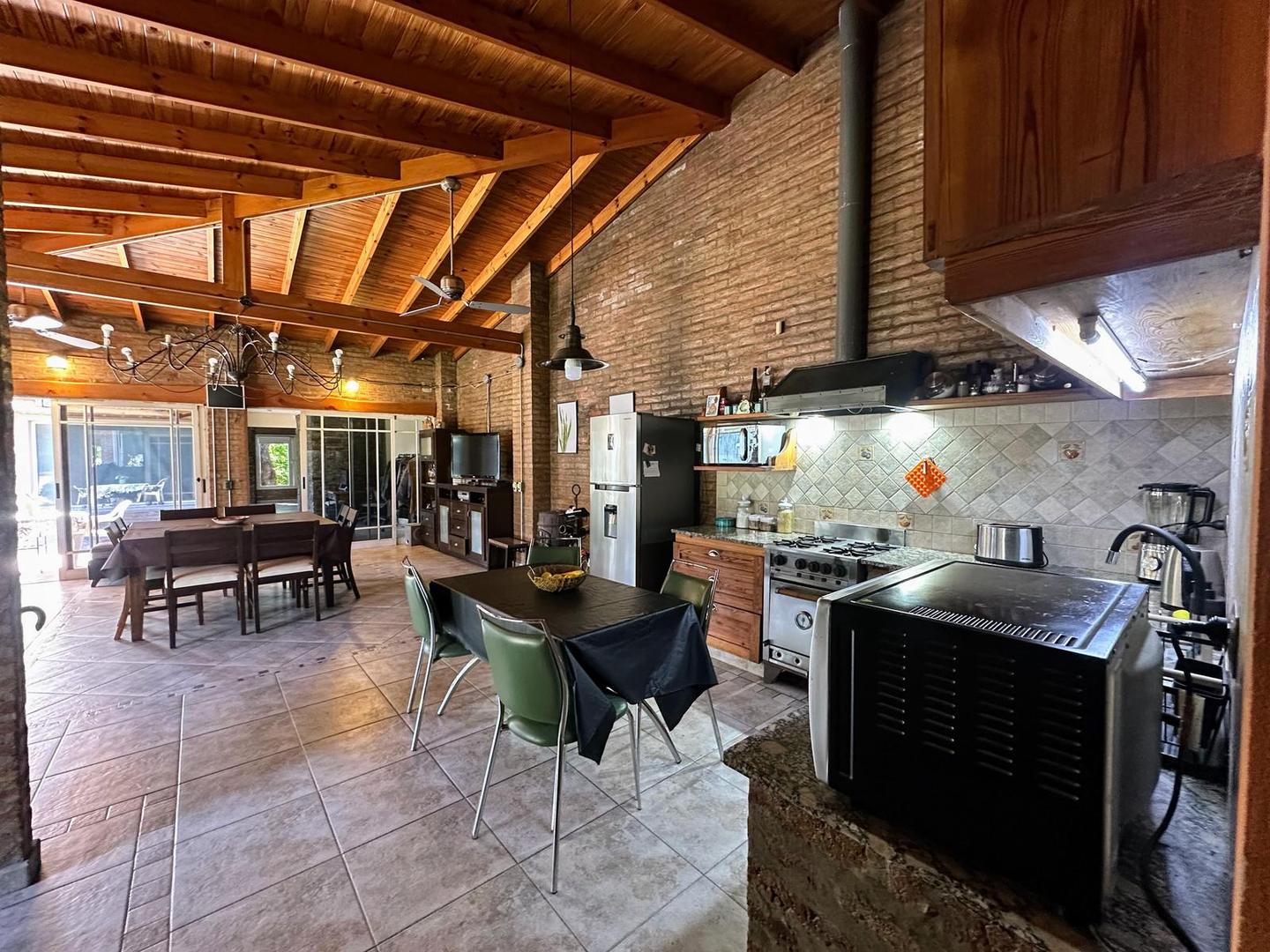 VENTA Casa de 5 ambientes con pileta en Luis Guillón