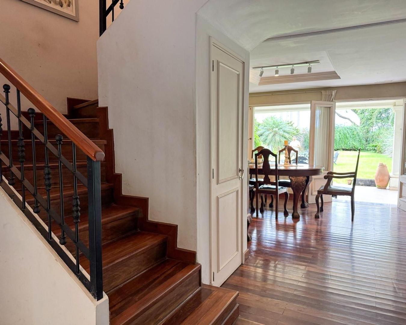 Casa 5 ambientes con 4 baños