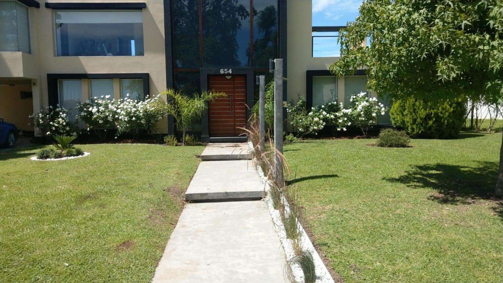Casa 5 ambientes con 5 baños