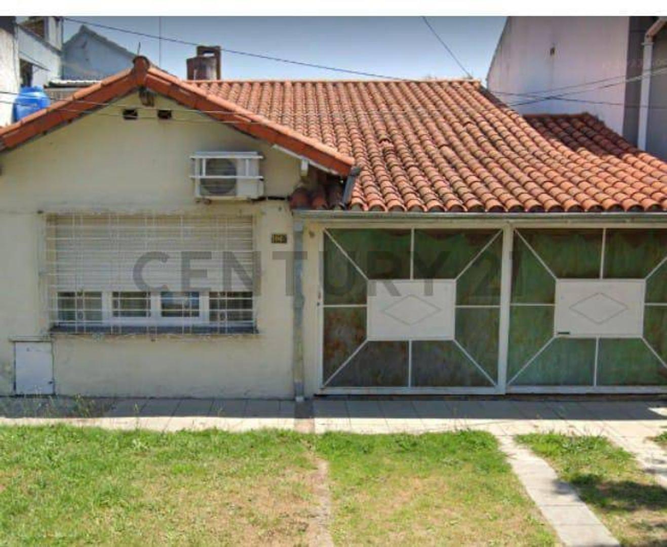 Venta Casa 2 Dormitorios en Bernal Centro con Patio y Garage