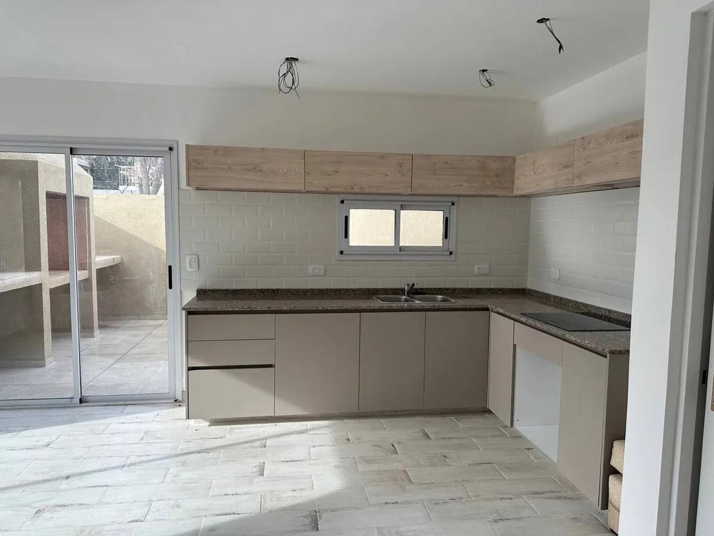 Casa en Alquiler con 1 cochera