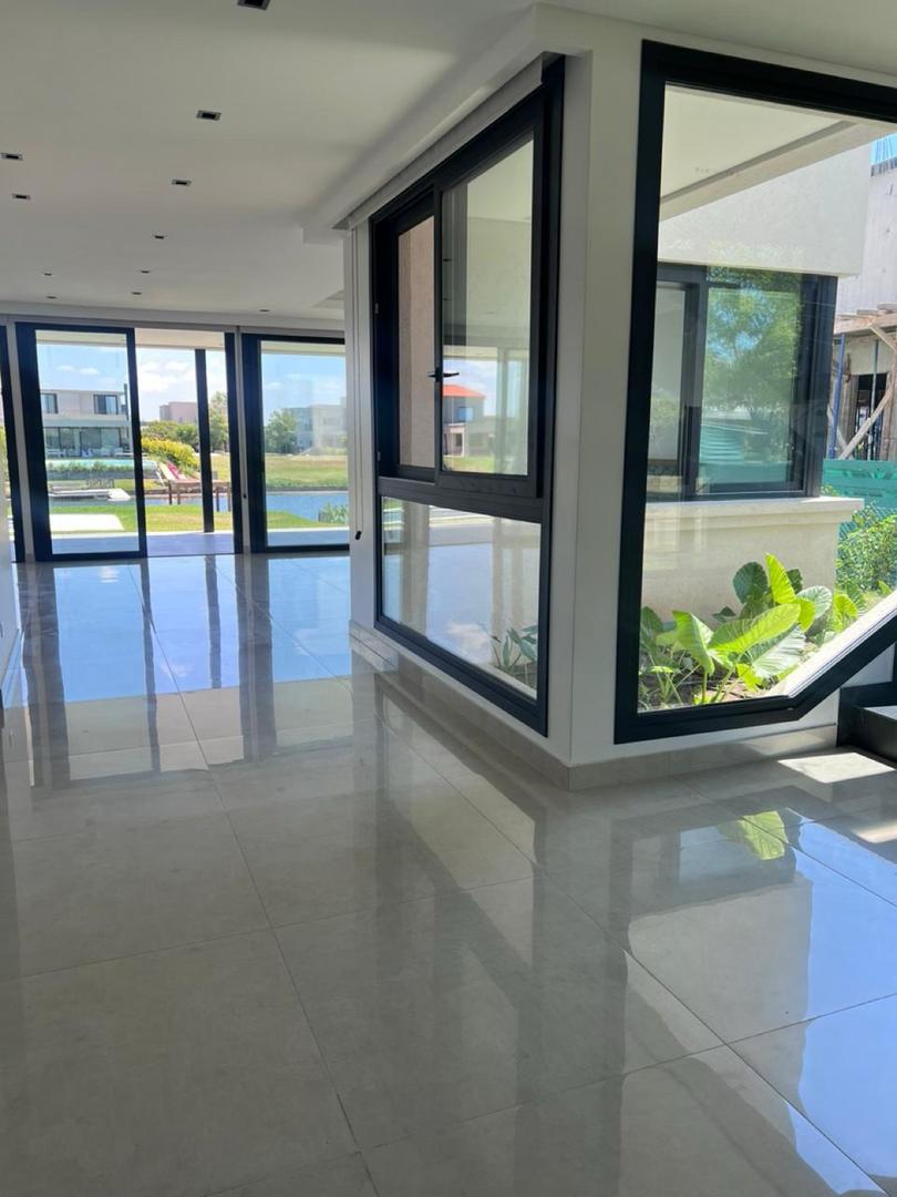 Casa en Venta con 8 cocheras