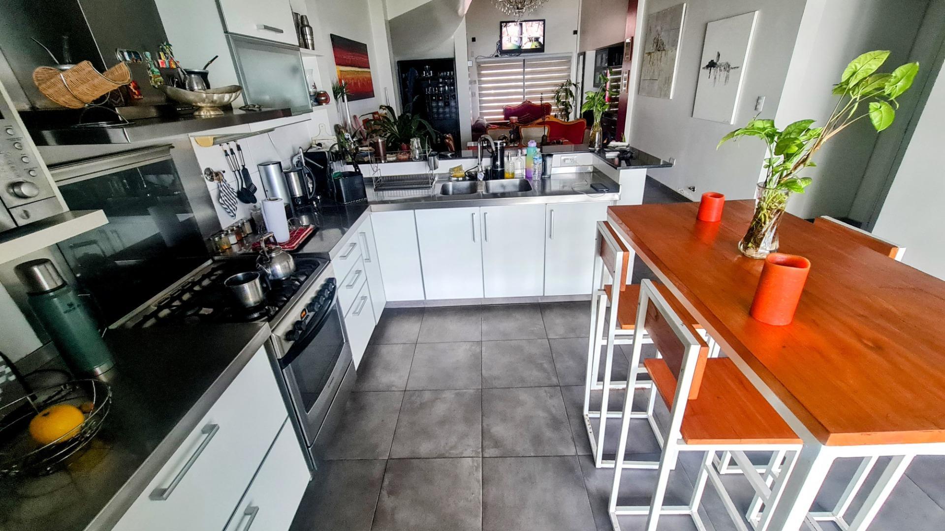 VENTA CASA 5 AMB CON PILETA, FONDO, COCHERA DOBLE BERNAL