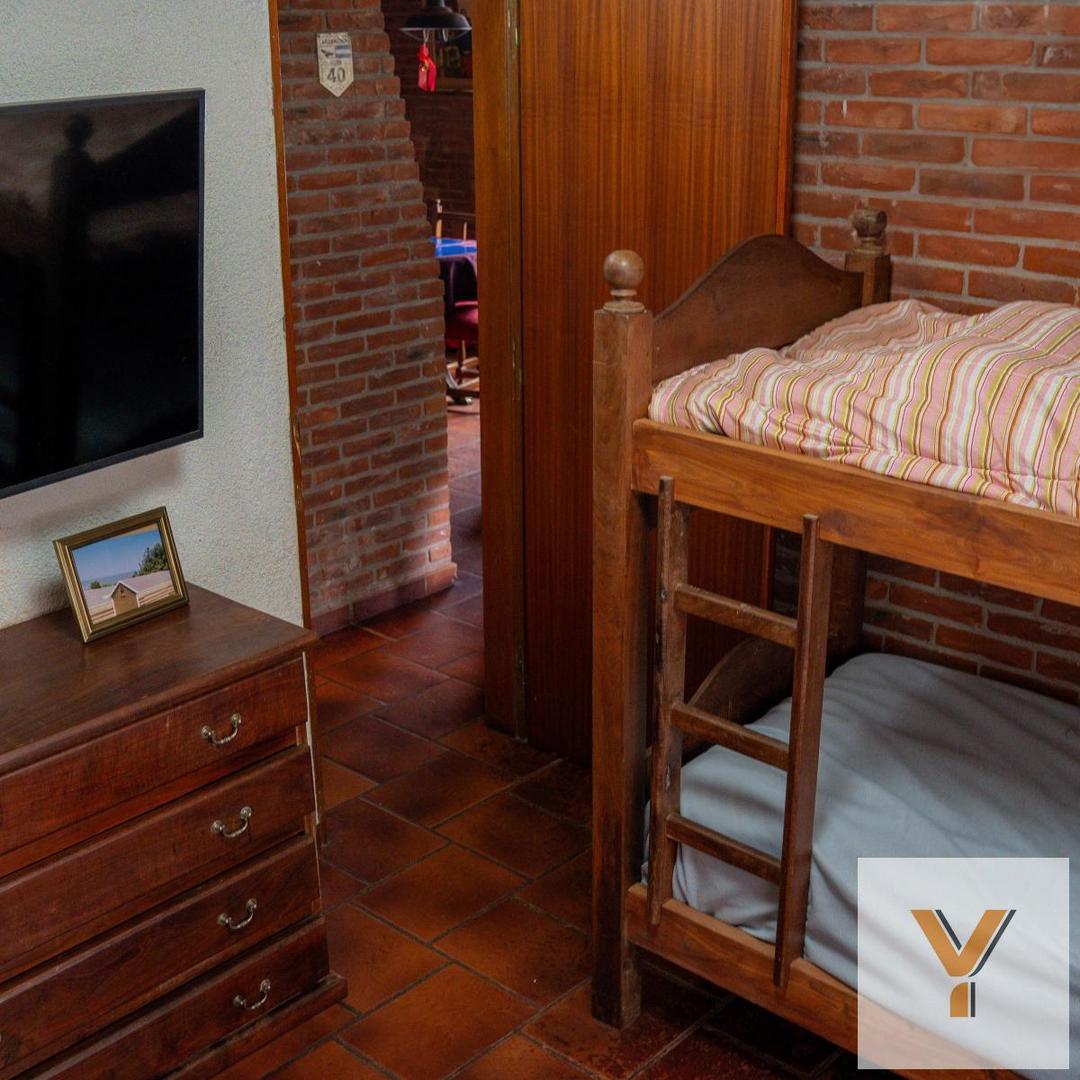 Casa 4 ambientes con 2 baños