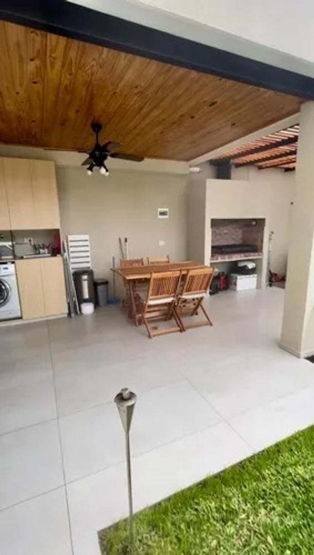 Casa 4 ambientes con 3 baños