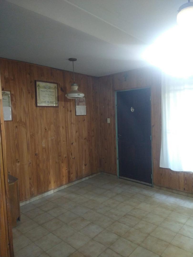 Casa 7 ambientes con 2 baños