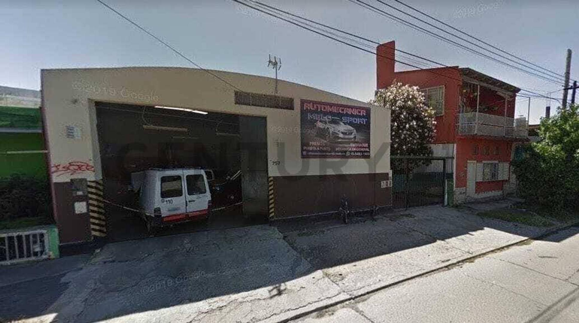 VENTA CASA CON AMPLIO GALPON ITUZAINGO