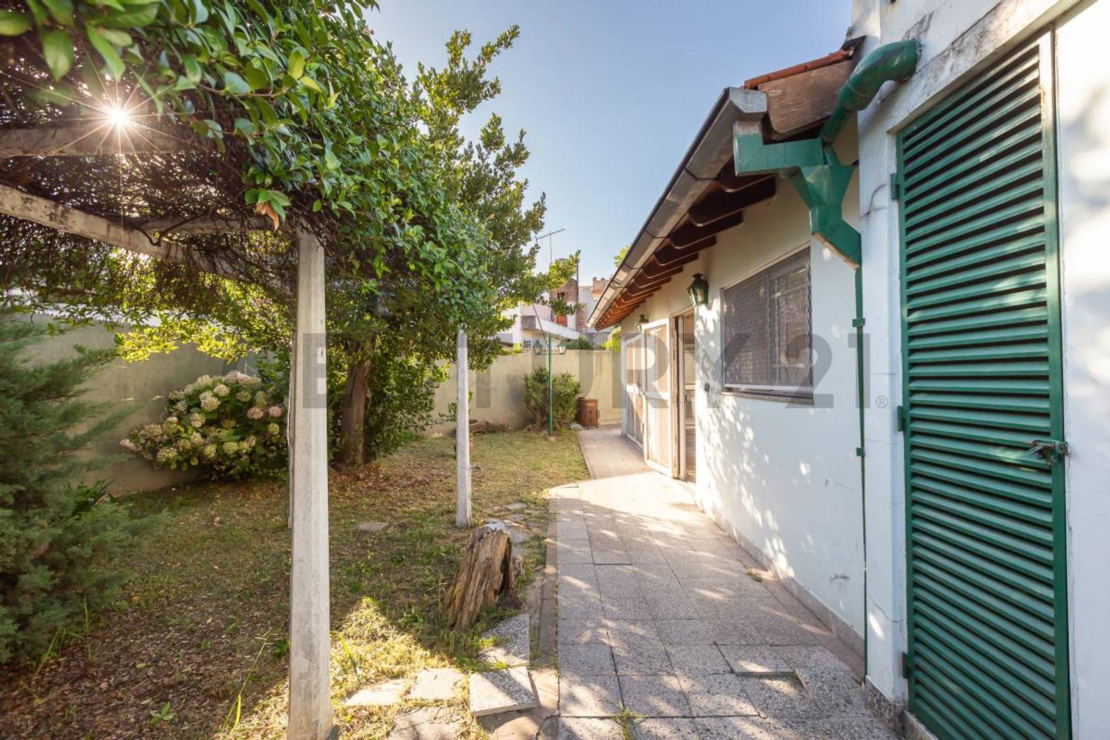 Casa 4 amb c/jardín, quincho y garage Villa Bonich. Permuta