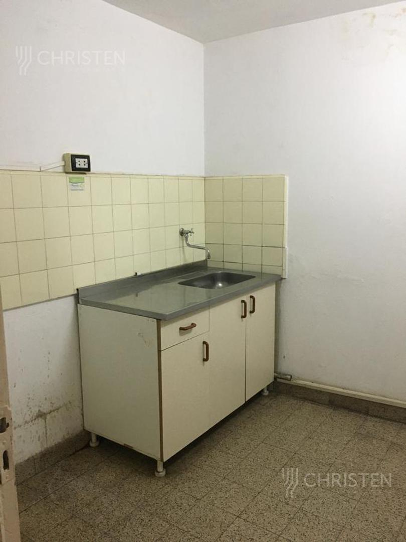 Oficina 9 ambientes con 2 baños