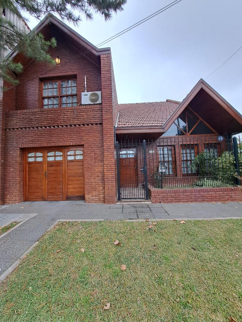 Venta Bernal Oeste. Chalet 5 amb mas depto 3 amb.