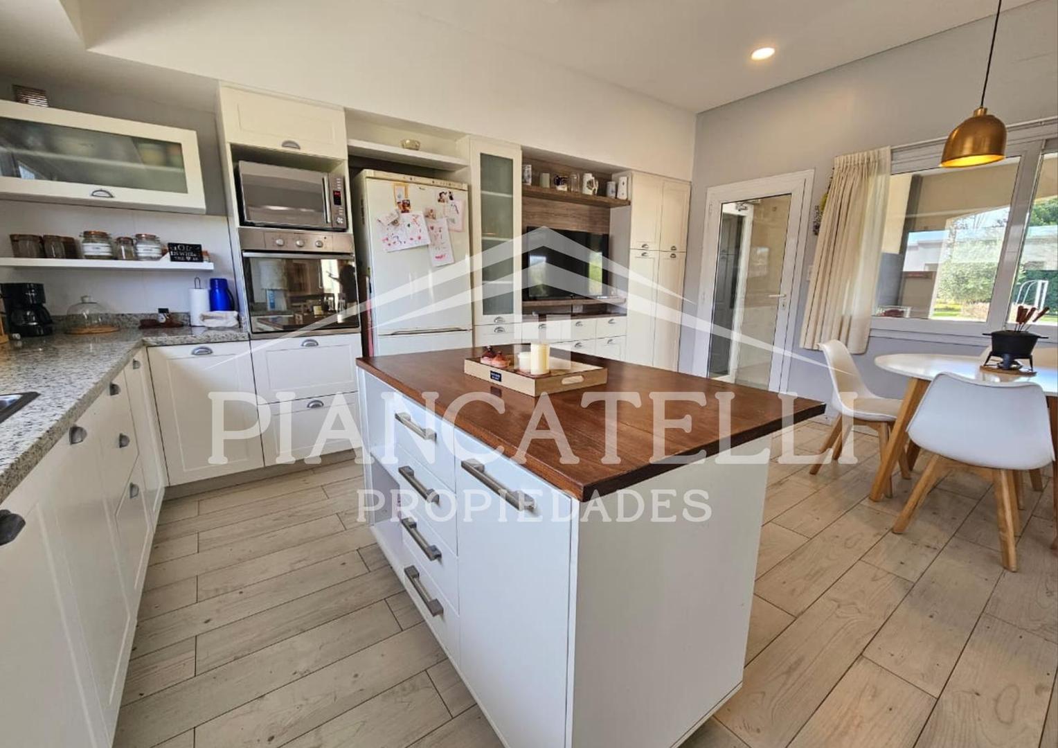 Casa 5 ambientes con 3 baños