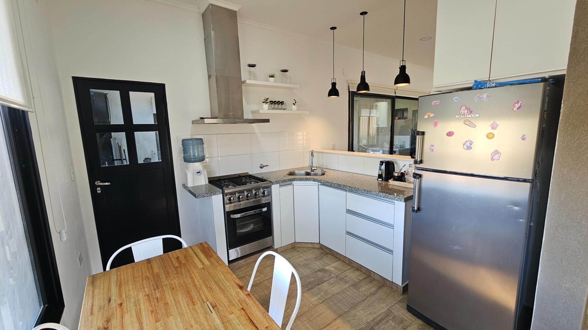 Casa 4 ambientes con 2 baños