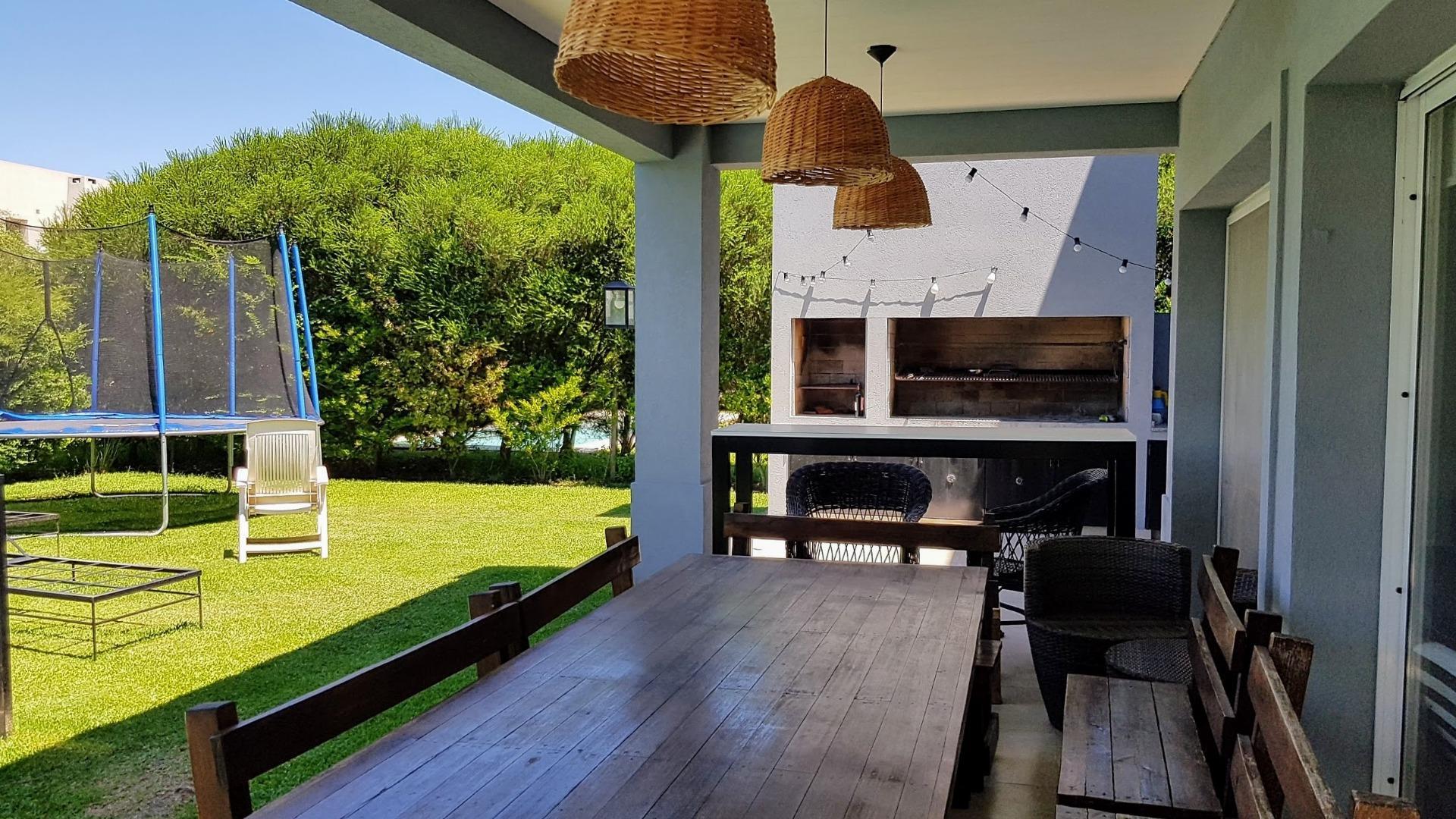 Casa en Venta con 4 cocheras