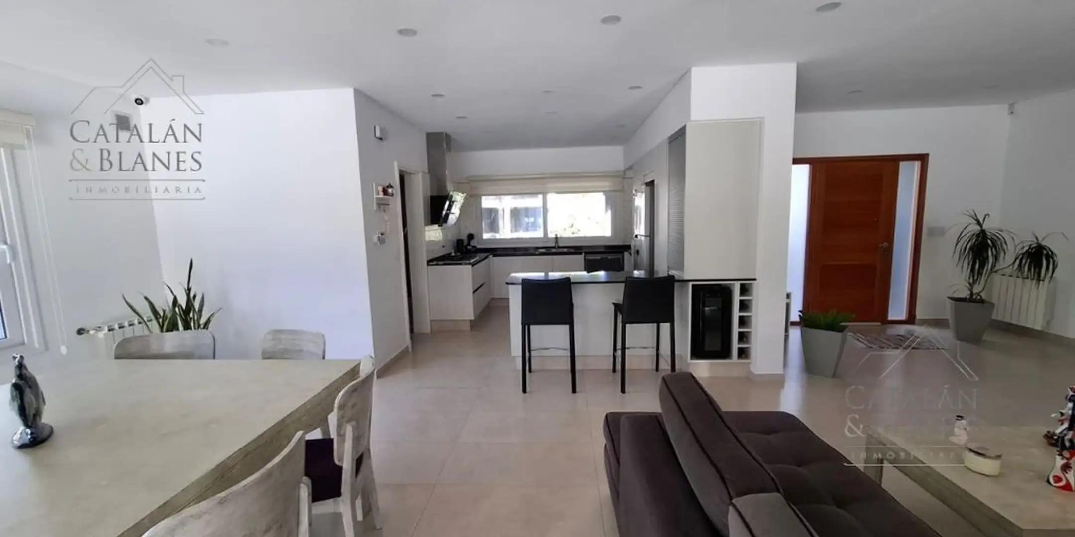 Casa 5 ambientes con 4 baños