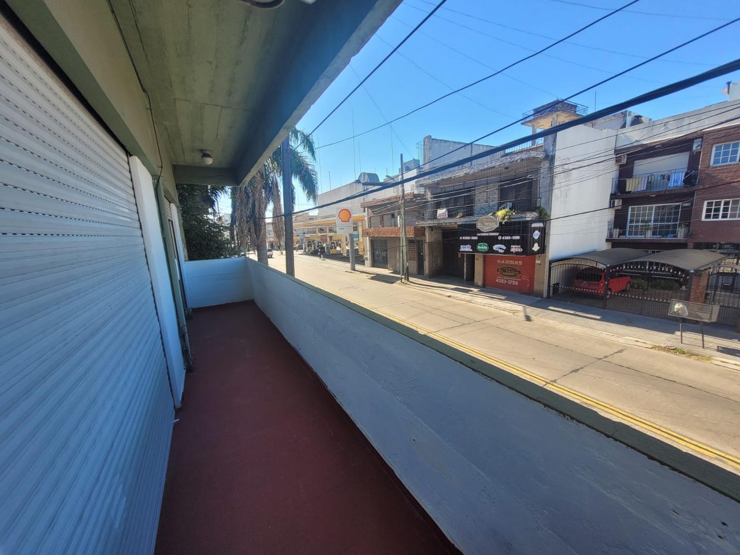 P.H. 3 ambientes con patio y balcón