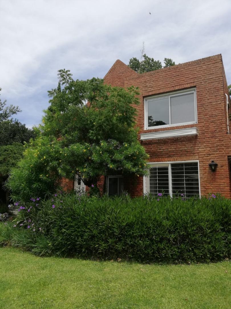 Casa 5 ambientes con 4 baños