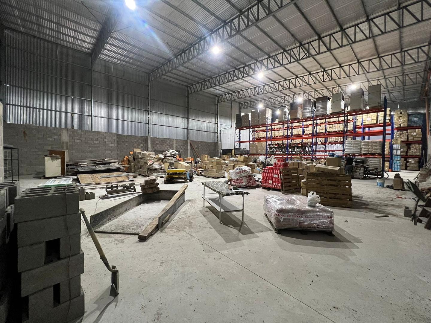 EN ALQUILER GALPON A ESTRENAR.