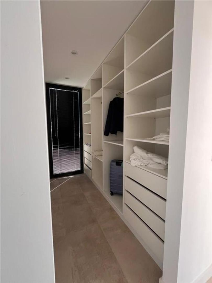 Casa en Venta con 4 cocheras