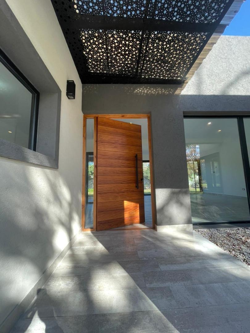 CASA EN VENTA EN BARRIO CON PORTÓN