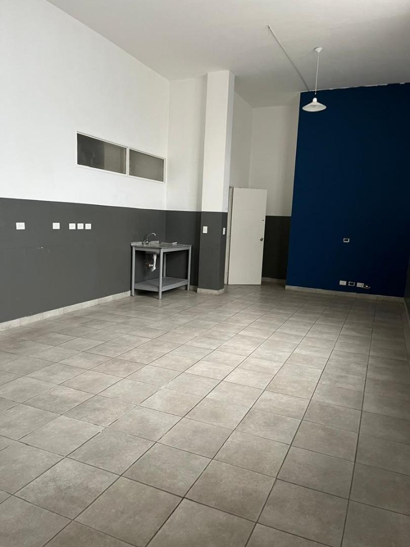 Oficina 4 ambientes con 8 baños