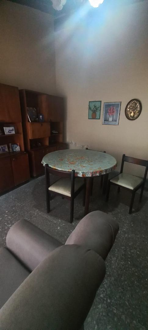 CASA 3 AMBIENTES CON COCHERA Y GRAN LOTE  OPORTUNIDAD!
