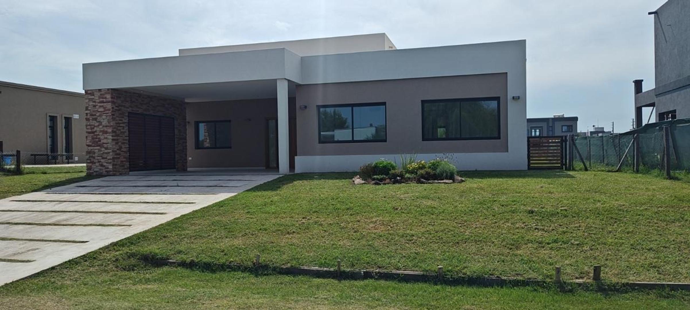 Casa 4 ambientes con 4 baños