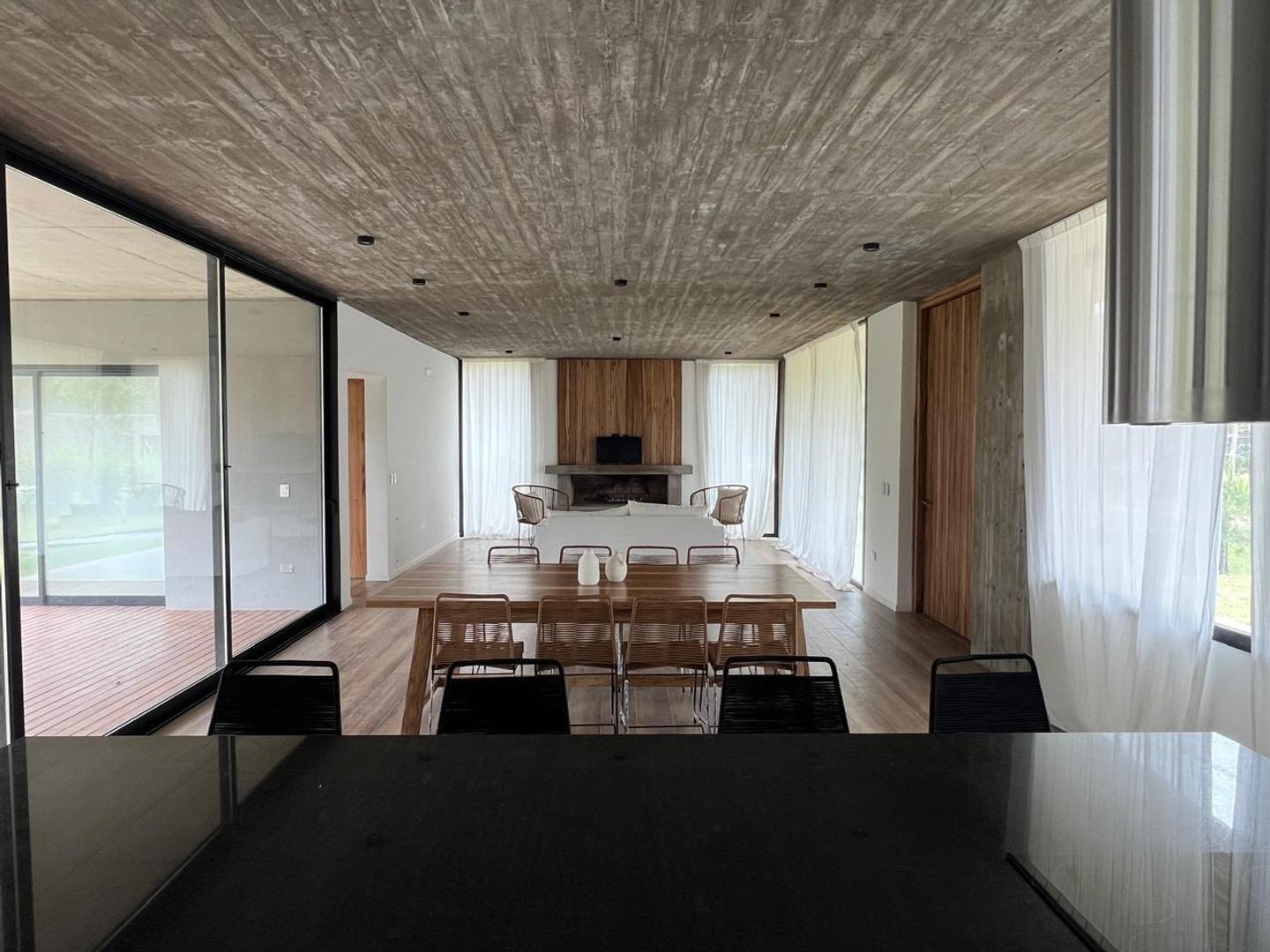 Casa 4 ambientes con 2 baños