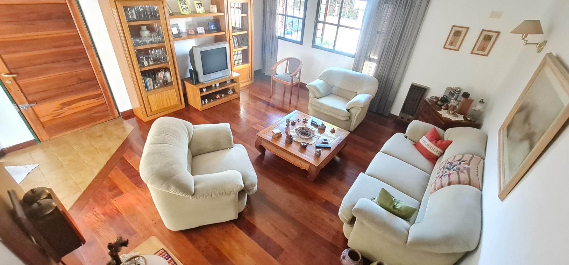 VENTA CASA 4 AMB CON FONDO, QUINCHO Y COCHERA QUILMES