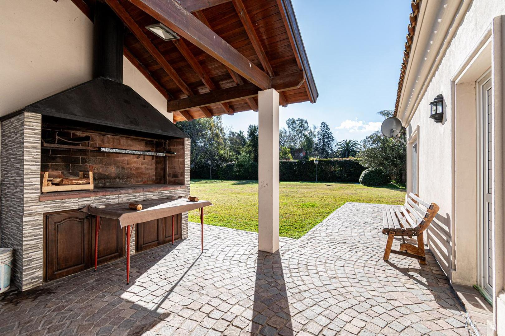 Casa en Venta con 2 cocheras