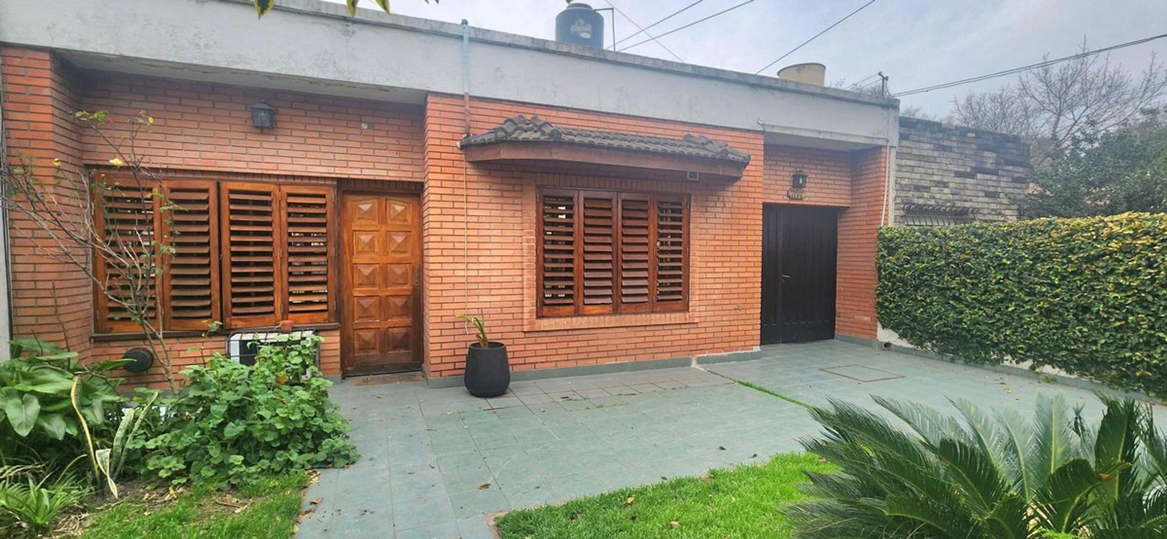VENTA 2 CASAS DE 3 AMB C/U MORENO - PERMUTA