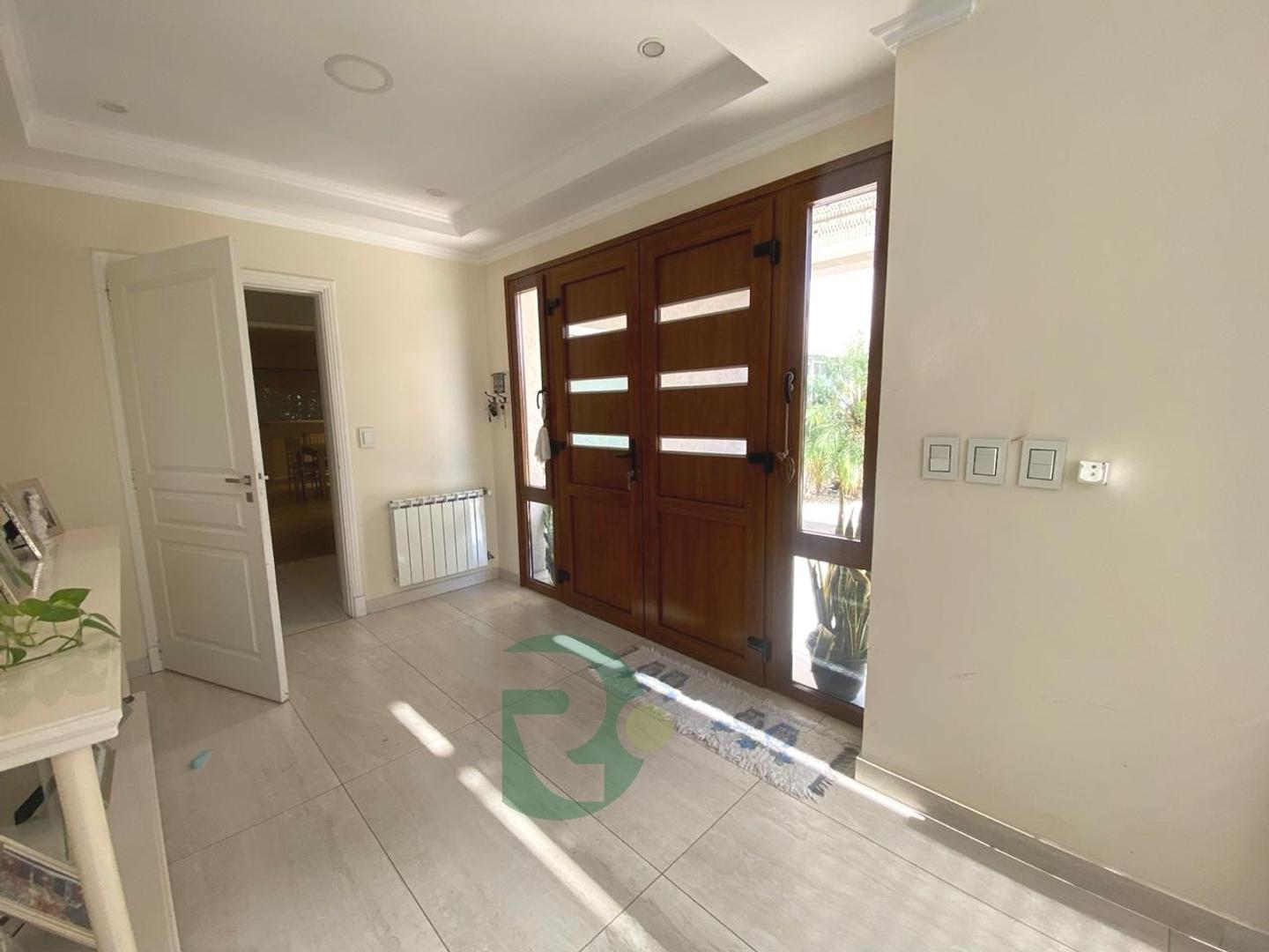 Casa 8 ambientes con 7 baños
