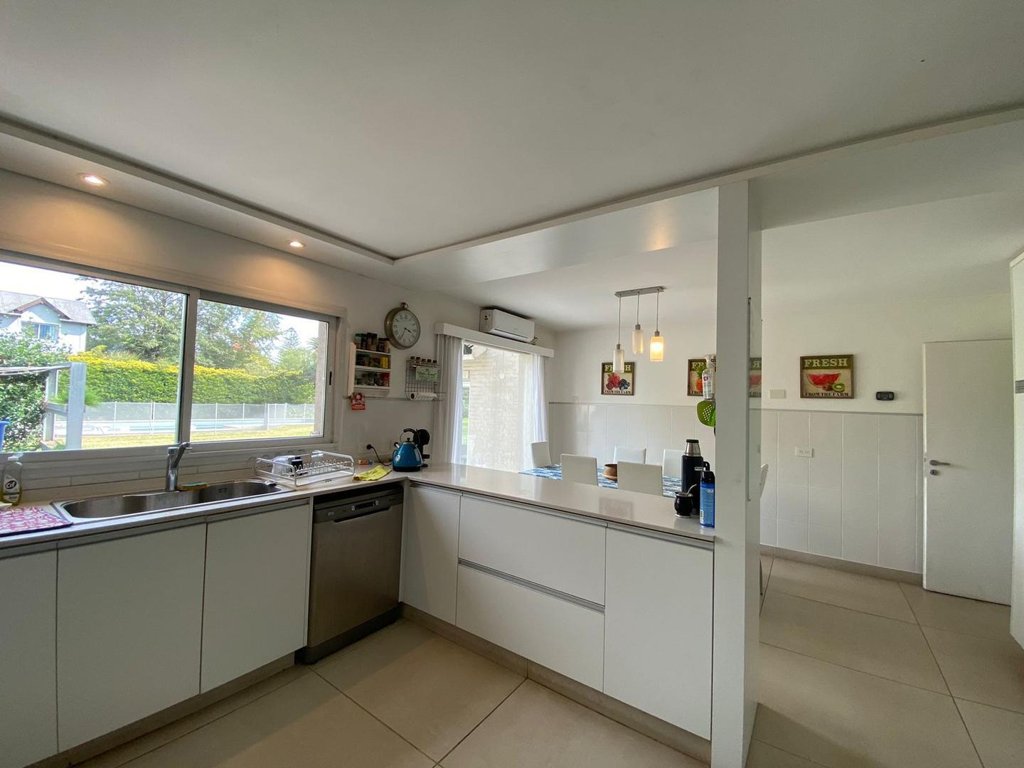 Casa en Venta con 5 cocheras