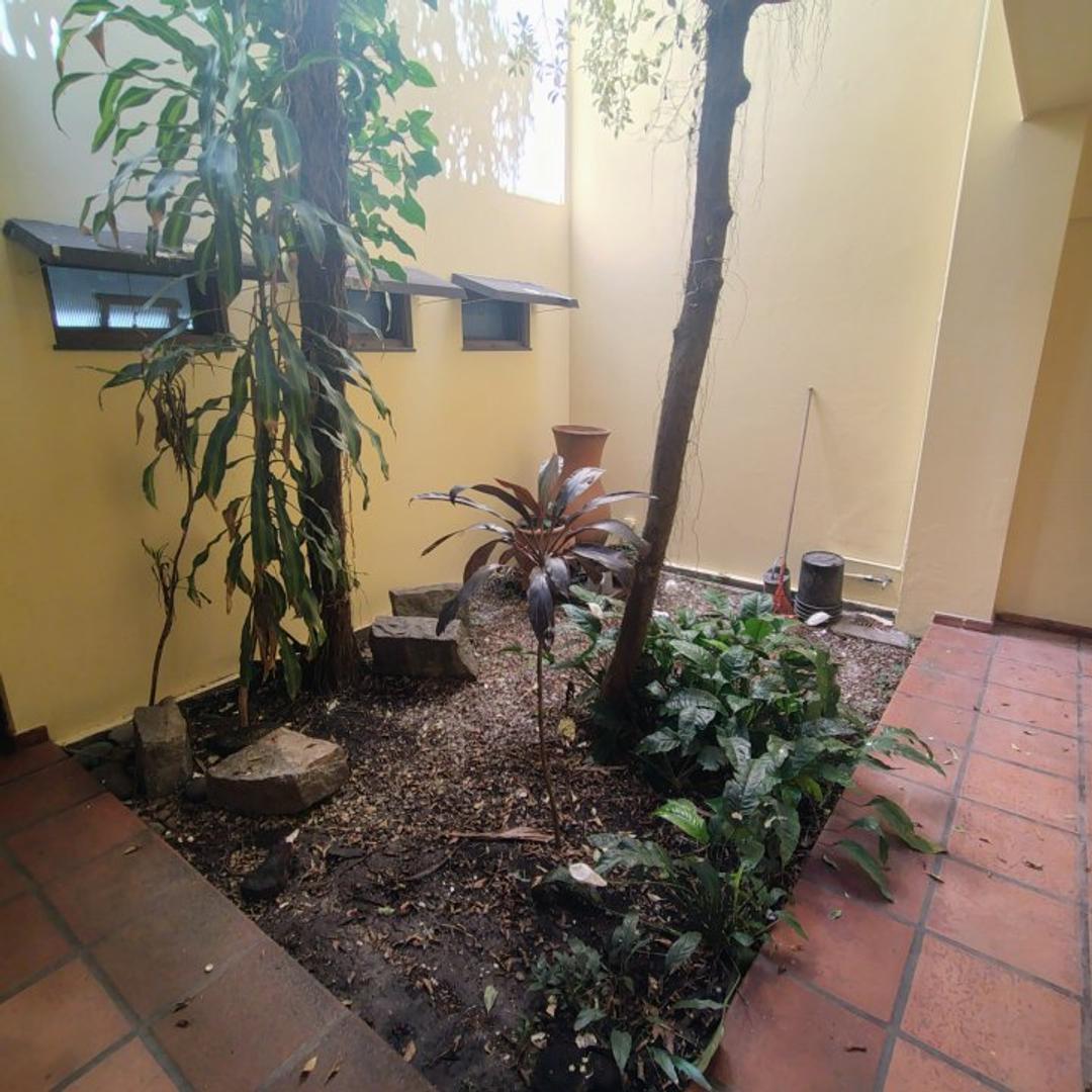 ALQUILER CASA PREMIUM – 4 DORMITORIOS + SECTOR DE SERVICIO + ESCRITORIO