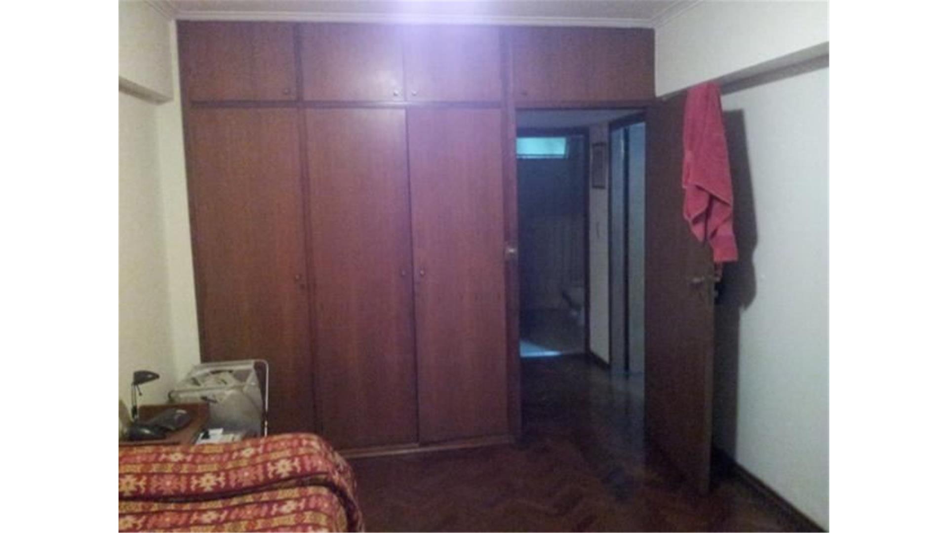 27 De Abril 206 , Piso 6