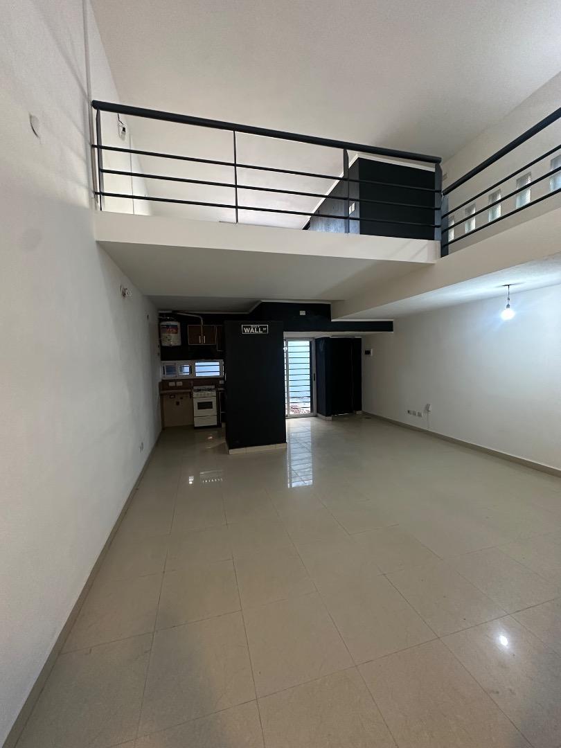 VENTA DEPARTAMENTO 2 AMBIENTES AMPLIO CON PATIO COCHERA MERL