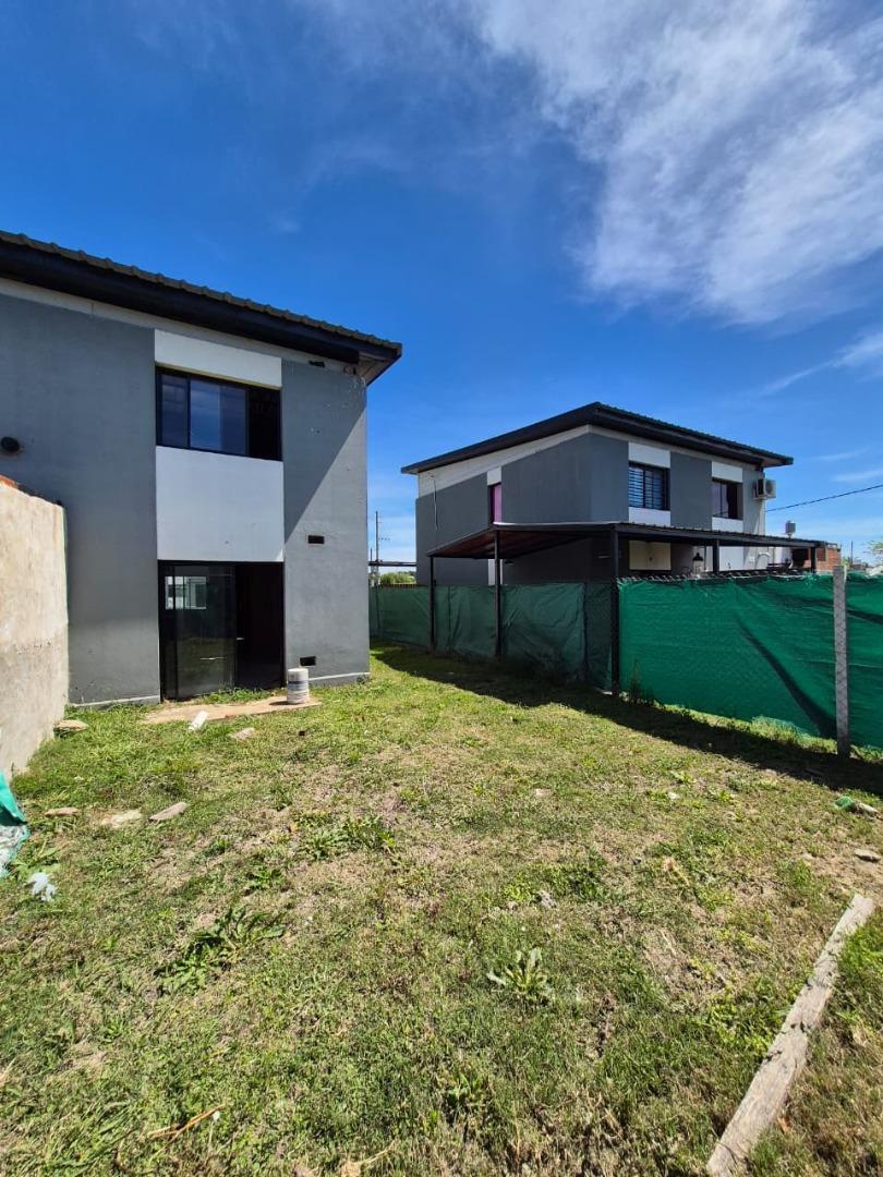 Casa en Alquiler con 2 cocheras