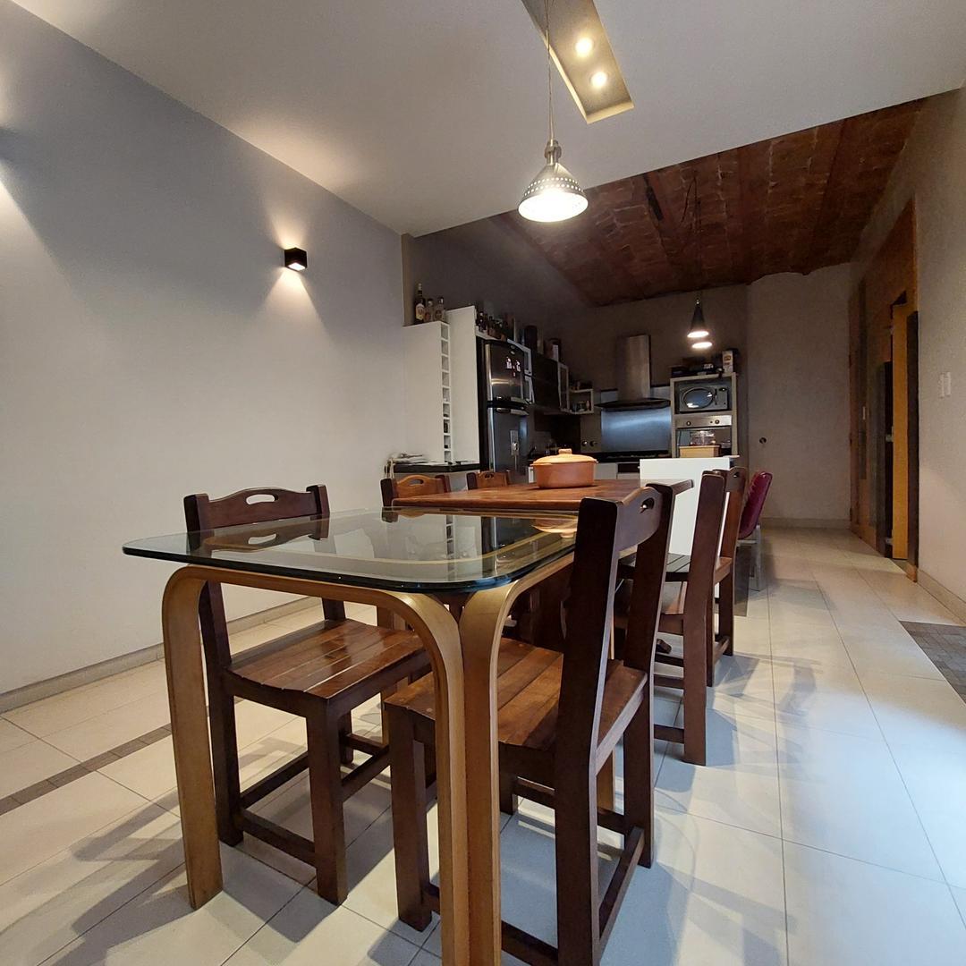 Antigua casa reciclada en venta.