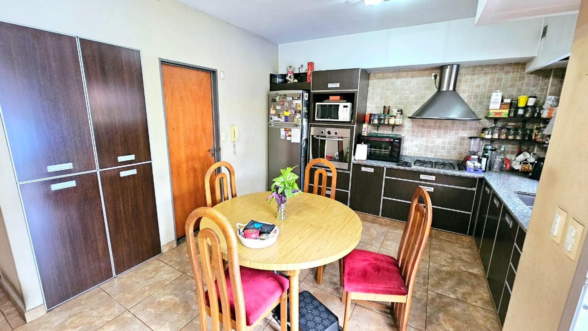 Casa 5 ambientes con 2 baños