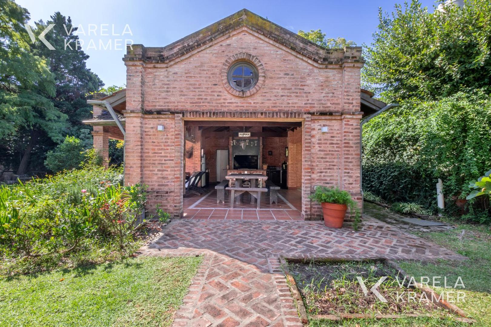 Casa en Venta con 2 cocheras