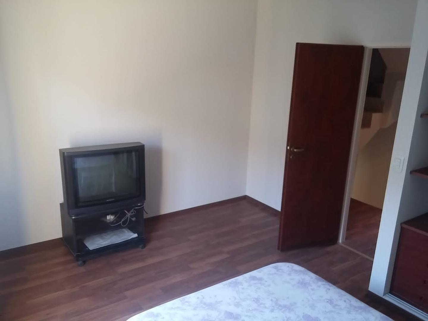 TRIPLEX EN BARRIO CON PORTON