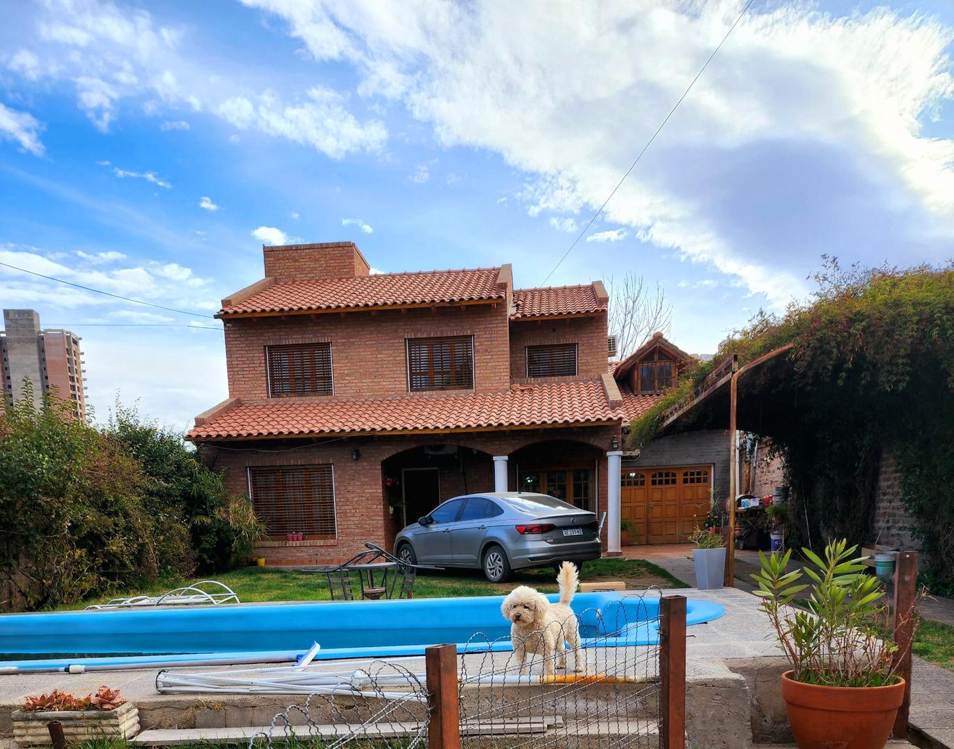 VENTA- CASA CON PILETA EN ZONA COTO NQN